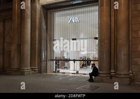 Barcelone, Espagne. 29 octobre 2020. Un homme repose après le travail à Barcelone, Espagne, le 29 octobre 2020. Selon le Ministère de la Santé, l'Espagne a enregistré jeudi 1,136,505 cas de COVID-19 et 35,466 décès depuis le début de la pandémie. Crédit : Joan Gosa/Xinhua/Alay Live News Banque D'Images