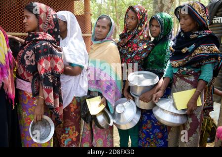 Les réfugiés de Rohingya attendent la distribution de nourriture au centre de transit de Kutupalong . Plus de 650,000 Rohingya ont traversé la frontière avec le Bangladesh depuis août de l'année dernière, fuyant la violence. Banque D'Images