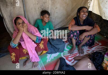 Les réfugiés de Rohingya au centre de transit de Kutupalong . Plus de 650,000 Rohingya ont traversé la frontière avec le Bangladesh depuis août de l'année dernière, fuyant la violence. Banque D'Images