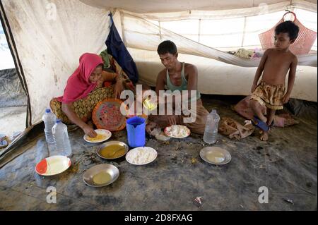 Les réfugiés de Rohingya au centre de transit de Kutupalong . Plus de 650,000 Rohingya ont traversé la frontière avec le Bangladesh depuis août de l'année dernière, fuyant la violence. Banque D'Images