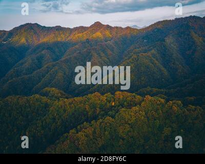 Qinling, Qinling, Chine. 30 octobre 2020. CHINE-la vallée de Qinling au début du mois d'octobre a été légèrement froide, le ciel à la fin de l'automne est aussi bleu que le wash. Le soleil éclatant se reflète dans les feuilles rougeâgissantes du sumac, de l'érable, de l'érable, du bouleau et ainsi de suite. Après le vent et la couche de gel sur la couche de baptême, même la colline, chemin, les arbres anciens commencent à répandre l'automne rouge. Crédit : SIPA Asia/ZUMA Wire/Alay Live News Banque D'Images