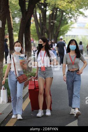 Des étudiants de l'université marchent sur le campus de l'université des arts de Nanjing, préparant le prochain semestre, la ville de Nanjing, dans le Jiangsu de Chine orientale Banque D'Images