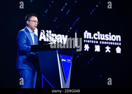 Eric Jing, Directeur général et Président exécutif de Ant Financial Services Group, prononce un discours lors de la CONFÉRENCE ININCLUDE fintech W Banque D'Images