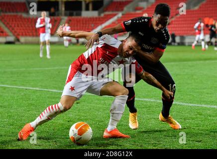 Prague, République tchèque. 29 octobre 2020. L-R Tomas Malinsky (Slavia) et Wendell (Leverkusen) en action pendant la Ligue Europa de l'UEFA, 2e tour, groupe C, match: SK Slavia Praha contre Bayer 04 Leverkusen, le 29 octobre 2020, à Prague, République tchèque. Crédit : vit Simanek/CTK photo/Alay Live News Banque D'Images