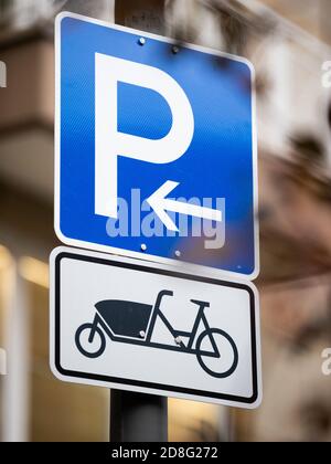 Cologne, Allemagne. 30 octobre 2020. Un panneau indique les places de stationnement pour les vélos de fret. Credit: Rolf Vennenbernd/dpa/Alay Live News Banque D'Images