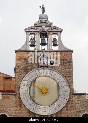 Le clocher et l'horloge de San Giacomo di Rialto qui, selon la tradition, est la plus ancienne église de la ville, soi-disant consacrée en l'année Banque D'Images