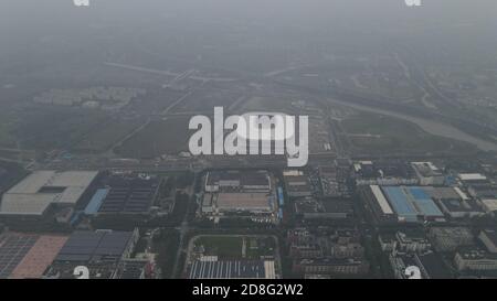 Vue aérienne du stade de football de Pudong où se tiendra le championnat du monde de la Ligue des légendes à Shanghai, en Chine, le 18 septembre 2020. Banque D'Images