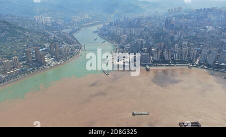 Vue aérienne du confluent du fleuve Yangtze et du fleuve Wujiang à Chongqing, en Chine, le 9 septembre 2020. Banque D'Images