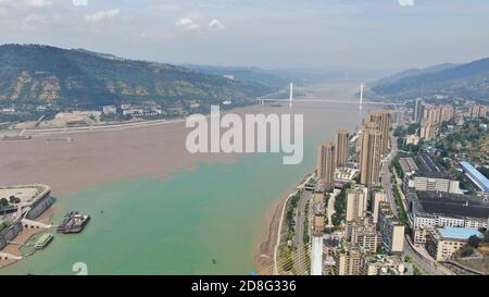 Vue aérienne du confluent du fleuve Yangtze et du fleuve Wujiang à Chongqing, en Chine, le 9 septembre 2020. Banque D'Images