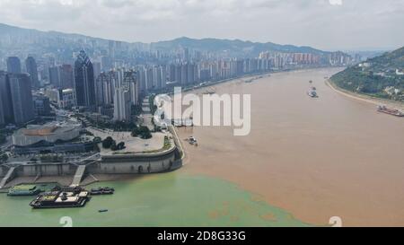 Vue aérienne du confluent du fleuve Yangtze et du fleuve Wujiang à Chongqing, en Chine, le 9 septembre 2020. Banque D'Images