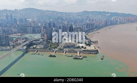 Vue aérienne du confluent du fleuve Yangtze et du fleuve Wujiang à Chongqing, en Chine, le 9 septembre 2020. Banque D'Images