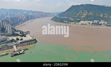 Vue aérienne du confluent du fleuve Yangtze et du fleuve Wujiang à Chongqing, en Chine, le 9 septembre 2020. Banque D'Images