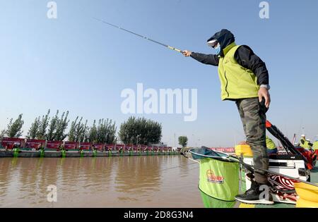 Handan, Handan, Chine. 30 octobre 2020. Hebeià¯ÂμÅ'CHINA-A - la ''compétition de pêche chinoise de 2020'' et le premier tournoi national de pêche en Invitational à Handan, dans la province de Hebei en Chine du Nord, 24 octobre 2018. Les 300 joueurs de Beijing, Tianjin, Mongolie intérieure, Liaoning, Anhui, Hubei, Shandong, Shanxi, Henan, Hebei et d'autres endroits ont participé à la compétition. Les joueurs ont apprécié le plaisir de la pêche dans la compétition avec des amis. Crédit : SIPA Asia/ZUMA Wire/Alay Live News Banque D'Images