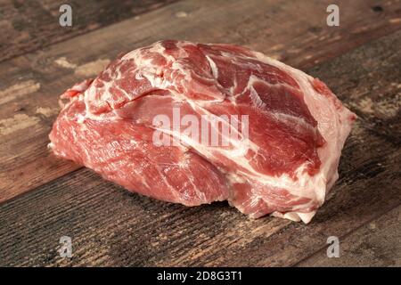 Viande de porc crue sur fond rustique en bois sombre. Morceau de viande crue prêt à être préparé. Pièce fraîche viande crue Banque D'Images