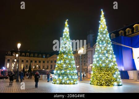 Arbres de Noël décorés de beaux tingules, place Vendôme (place), Paris, France. Immenses pins. Le quartier commerçant le plus luxueux de Paris. Banque D'Images