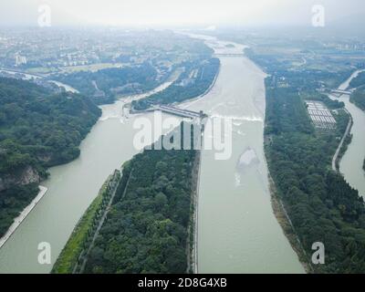 Une vue aérienne du Dujiangyan, un ancien système d'irrigation construit autour de 256 av. J.-C. par l'État de Qin comme projet d'irrigation et de contrôle des crues Banque D'Images
