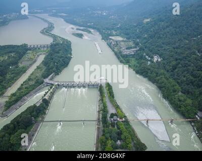Une vue aérienne du Dujiangyan, un ancien système d'irrigation construit autour de 256 av. J.-C. par l'État de Qin comme projet d'irrigation et de contrôle des crues Banque D'Images