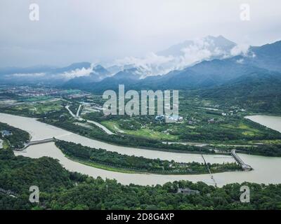 Une vue aérienne du Dujiangyan, un ancien système d'irrigation construit autour de 256 av. J.-C. par l'État de Qin comme projet d'irrigation et de contrôle des crues Banque D'Images