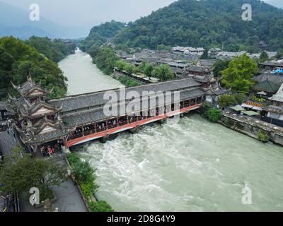 Une vue aérienne du Dujiangyan, un ancien système d'irrigation construit autour de 256 av. J.-C. par l'État de Qin comme projet d'irrigation et de contrôle des crues Banque D'Images