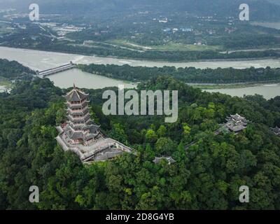 Une vue aérienne du Dujiangyan, un ancien système d'irrigation construit autour de 256 av. J.-C. par l'État de Qin comme projet d'irrigation et de contrôle des crues Banque D'Images