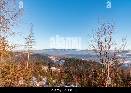 Vue sur les montagnes de Beskid Zywiecki avec la colline de Pilsko depuis Ganczorka colline en hiver les montagnes de Beskid Slaski au-dessus du village de Koniakow Pologne Banque D'Images