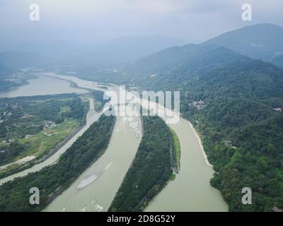 Une vue aérienne du Dujiangyan, un ancien système d'irrigation construit autour de 256 av. J.-C. par l'État de Qin comme projet d'irrigation et de contrôle des crues Banque D'Images
