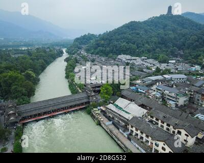 Une vue aérienne du Dujiangyan, un ancien système d'irrigation construit autour de 256 av. J.-C. par l'État de Qin comme projet d'irrigation et de contrôle des crues Banque D'Images