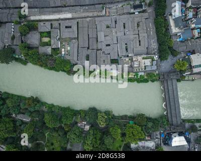 Une vue aérienne du Dujiangyan, un ancien système d'irrigation construit autour de 256 av. J.-C. par l'État de Qin comme projet d'irrigation et de contrôle des crues Banque D'Images