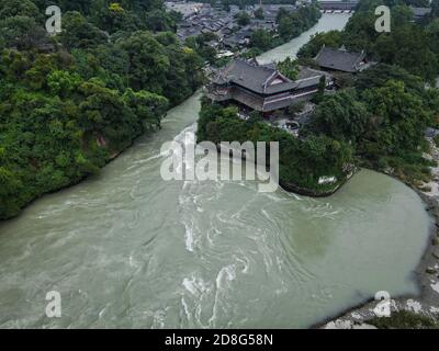Une vue aérienne du Dujiangyan, un ancien système d'irrigation construit autour de 256 av. J.-C. par l'État de Qin comme projet d'irrigation et de contrôle des crues Banque D'Images