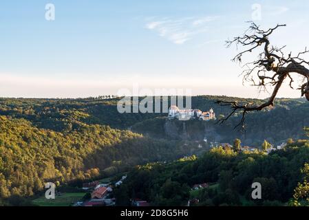 Château de Vranov nad Dyji depuis Claryho kriz point de vue dedans République tchèque pendant la soirée d'automne Banque D'Images