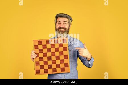 Grand maître joueur expérimenté. Profitez d'un tournoi. Concept de stratégie de jeu. Leçon d'échecs. Développement cognitif. Concours d'échecs. Jeu de société. Homme barbu jouer aux échecs. Figures d'échecs. Jeux intellectuels. Banque D'Images