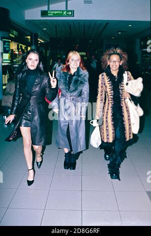 Spice filles partant pour l'Espagne, le 1997 novembre de l'aéroport de Londres Heathrow Banque D'Images