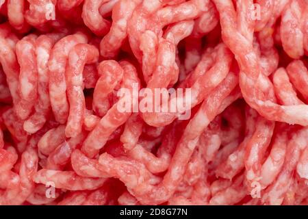 Gros plan de porc et de bœuf hachés dans un broyeur de viande, viande hachée pour la cuisson. Concept de nourriture saine, nourriture naturelle Banque D'Images