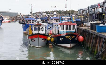 28 octobre 2020 - Whitstable UK: Bateaux de pêche à côté dans le port calme Banque D'Images