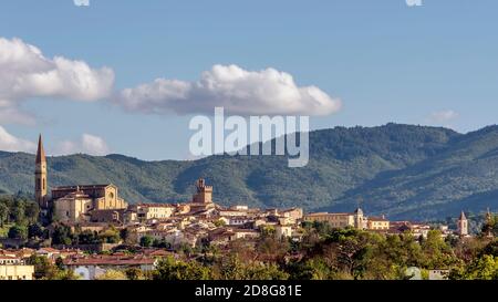 Superbe vue panoramique de la vieille ville d'Arezzo, Toscane, Italie, contre un beau ciel Banque D'Images