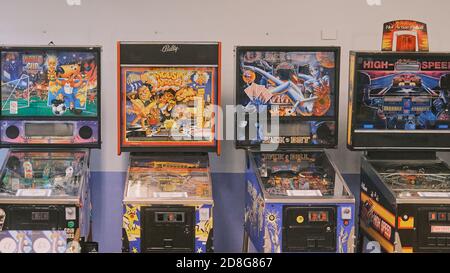 MILAN-ITALIE - 11 octobre 2020 : flippers vintage années 80 dans une ancienne salle de jeux Banque D'Images