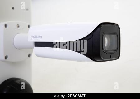 Bordeaux , Aquitaine / France - 10 20 2020 : Dahua technologie caméra cctv vidéosurveillance vidéo surveillance sur mur blanc Banque D'Images