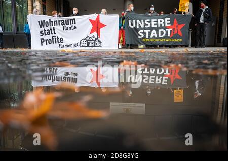 Stuttgart, Allemagne. 30 octobre 2020. Les manifestants se tiennent devant le tribunal de district avec des affiches qui lisaient « logement au lieu des profits » et « notre ville ». Là, le procès contre trois conseillers municipaux suspectés d'intrusion dans le contexte d'une maison a commencé. Ils auraient pénétré dans un appartement vacant dans une maison en squattés le 2 mai 2018 et y auraient donné une interview, qui a été filmée. Credit: Sebastian Gollnow/dpa/Alay Live News Banque D'Images