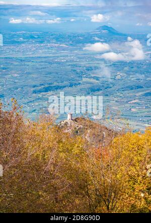 Monte Gennaro (Italie) - également connu sous le nom de Monte Zappi, sommet dans les monts Monti Lucretili, à 1271 mètres, est le plus haut sommet visible de Rome Banque D'Images