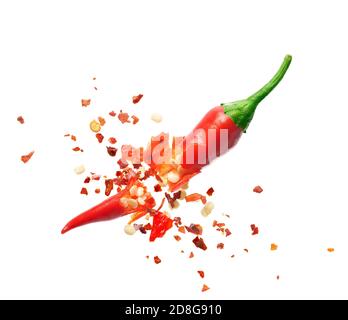 Flocons de piment éclabourés de piment rouge sur blanc arrière-plan Banque D'Images