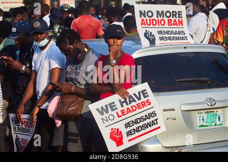 Les manifestants tiennent des pancartes lors des manifestations #EndSARS contre la brutalité policière à Lagos au Nigeria le 15 octobre 2020. Banque D'Images