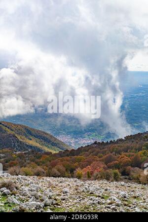 Monte Gennaro (Italie) - également connu sous le nom de Monte Zappi, sommet dans les monts Monti Lucretili, à 1271 mètres, est le plus haut sommet visible de Rome Banque D'Images