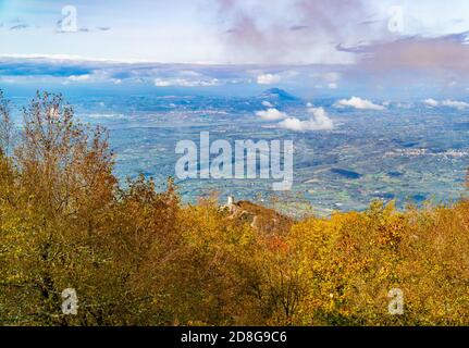 Monte Gennaro (Italie) - également connu sous le nom de Monte Zappi, sommet dans les monts Monti Lucretili, à 1271 mètres, est le plus haut sommet visible de Rome Banque D'Images