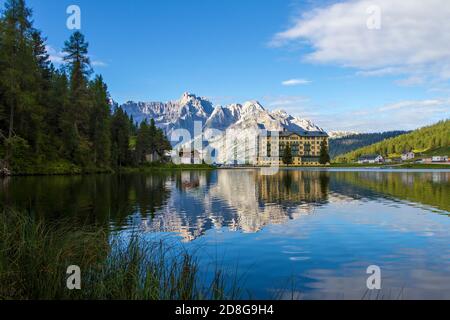 Vue sur le lac de Misurina dans un matin d'été clair Banque D'Images