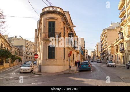 Rues étroites typiques avec balcons colorés, Malte Banque D'Images