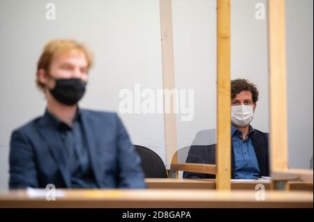 Stuttgart, Allemagne. 30 octobre 2020. Les conseillers municipaux accusés Hannes Rockenbauch (l) et Luigi Pantisano siègent dans la salle d'audience du tribunal de district au début du procès pour intrusion présumée. Là-bas, le procès contre trois conseillers municipaux suspectés d'intrusion dans le contexte d'un squattage. Ils auraient pénétré dans un appartement vacant dans une maison en squattés le 2 mai 2018 et y auraient donné une interview, qui a été filmée. Credit: Sebastian Gollnow/dpa/Alay Live News Banque D'Images