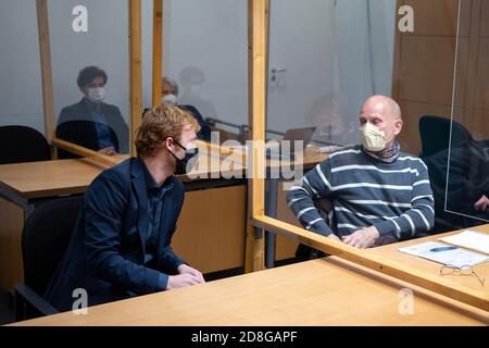 Stuttgart, Allemagne. 30 octobre 2020. Les conseillers municipaux accusés Hannes Rockenbauch (M), Luigi Pantisano (l) et Thomas Adler (r) siègent dans la salle d'audience du tribunal de district au début du procès pour intrusion présumée. Là, le procès contre trois conseillers municipaux suspectés d'intrusion dans le contexte d'une maison a commencé. Ils auraient pénétré dans un appartement vacant dans une maison en squattés le 2 mai 2018 et y auraient donné une interview, qui a été filmée. Credit: Sebastian Gollnow/dpa/Alay Live News Banque D'Images