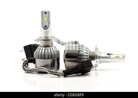 Ampoule DE voiture À LED sur fond blanc. Mise au point sélective avec faible profondeur de champ. Banque D'Images