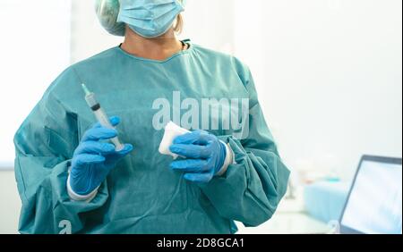 Médecin femme faisant un vaccin médical par injection à l'hôpital pour prévenir et d'arrêter l'épidémie de virus corona Banque D'Images