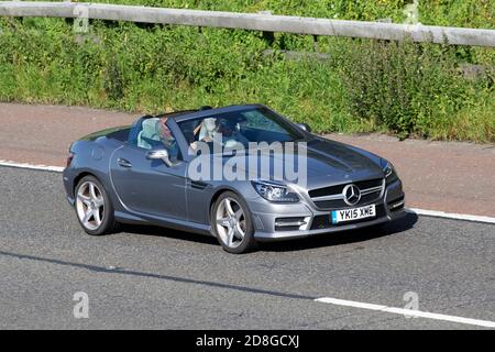 2015 argent Mercedes-Benz Slk250 AMG Sport CDI Bleu ; circulation automobile, véhicules en mouvement, voitures, véhicule roulant sur les routes britanniques, moteurs, conduite sur l'autoroute M61 réseau routier britannique. Banque D'Images